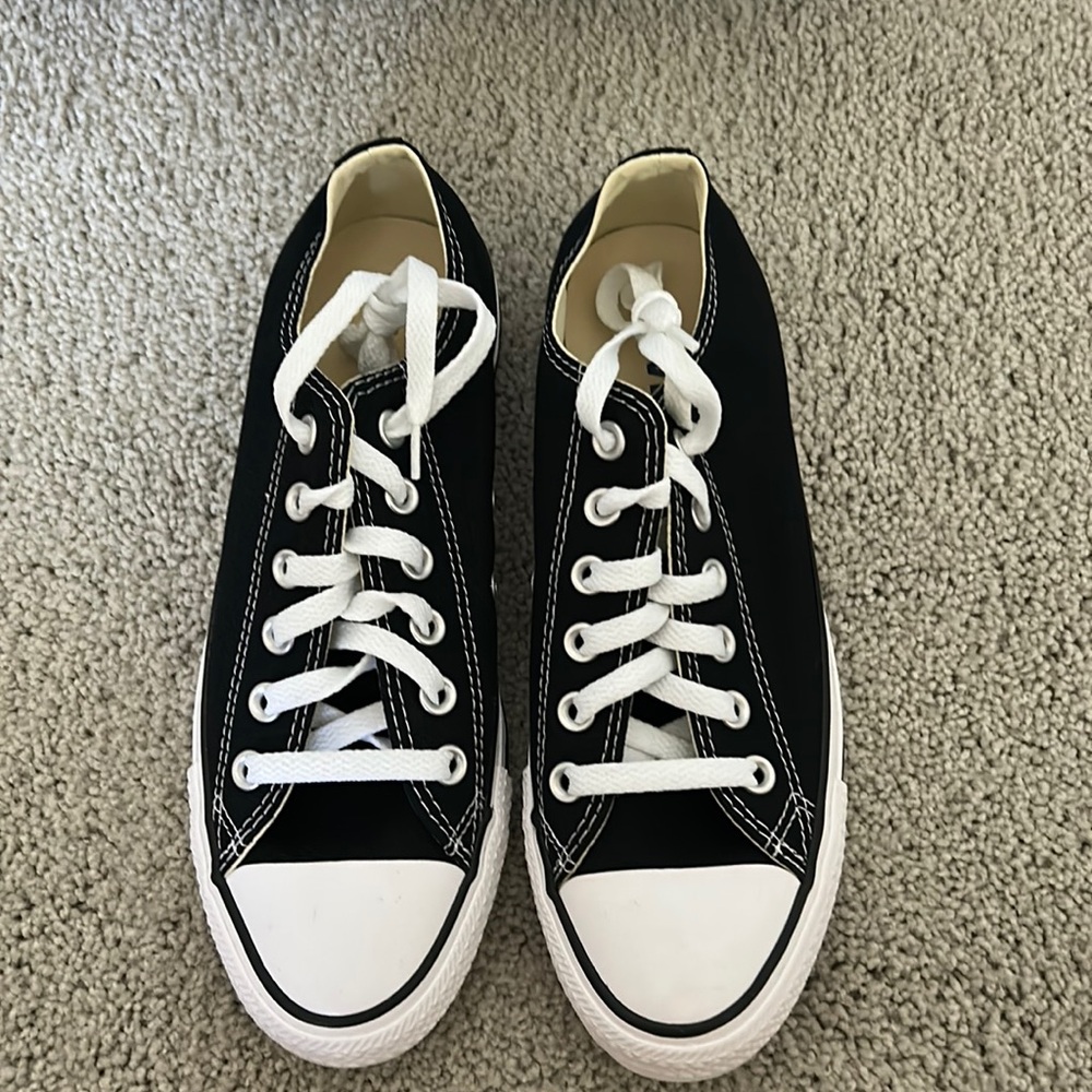 NEVER WORN ! size 8 women low top converse